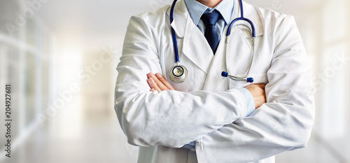 Photography Close up of male doctor with crossed arms in the clinic