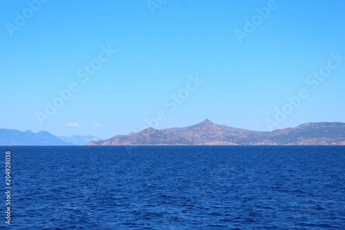 vue sur la montagne à partir de la plage en grece © sylviane