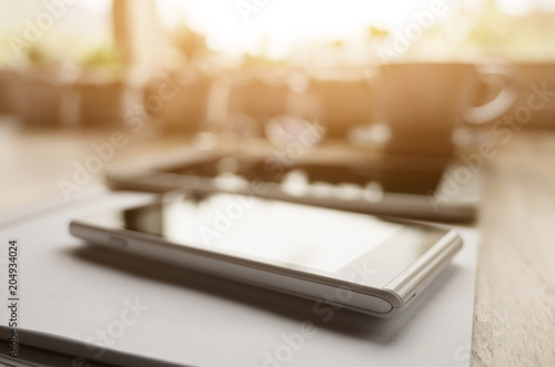 Wallpaper Mural mobile on desk Torontodigital.ca