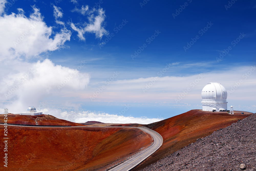 Observatories on top of Mauna Kea mountain peak. Astronomical research facilities and large telescope observatories located at the summit of Mauna Kea on the Big Island of Hawaii, USA Observatories on top of Mauna Kea mountain peak. Astronomical research facilities and large telescope observatories located at the summit of Mauna Kea on the Big Island of Hawaii, USA