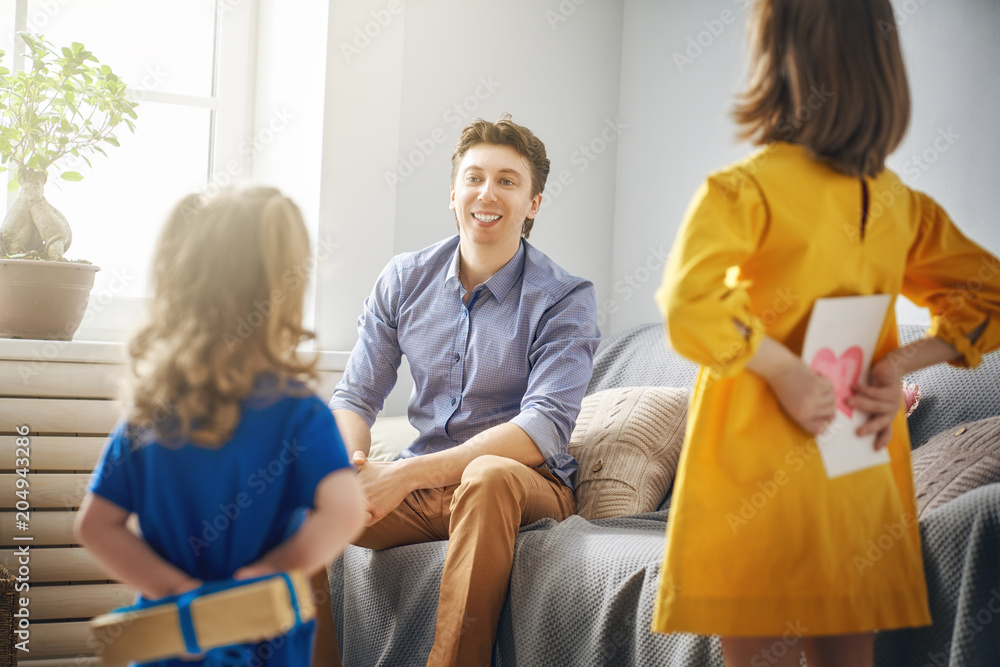 Obraz premium daughters congratulating dad