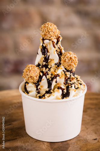 Fotografija Frozen Yoghurt mit Nuss Pralinen