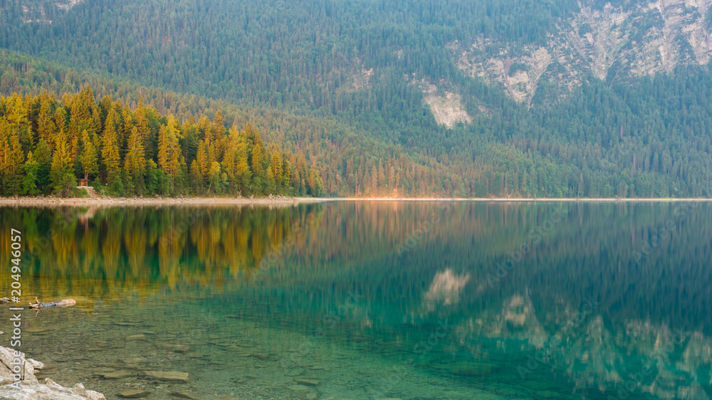 Sonnenaufgang am Eibsee in den Alpen im Sommer Sonnenaufgang am Eibsee in den Alpen im Sommer