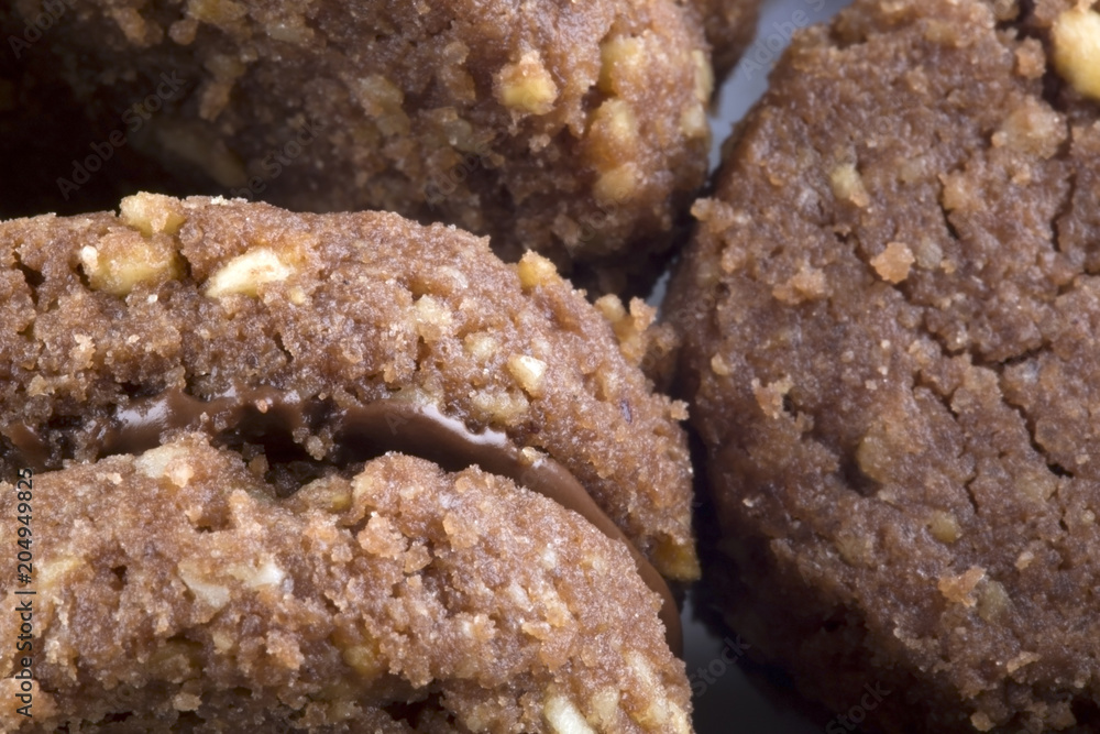 Biscotti rotondi con cioccolata e nocciole Biscotti rotondi con cioccolata e nocciole