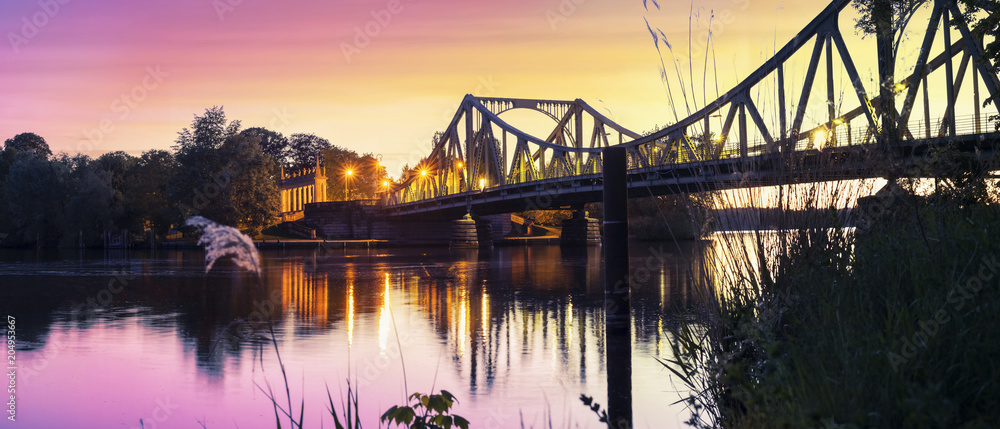 Die Glienicke Brücke bei Sonnenuntergang