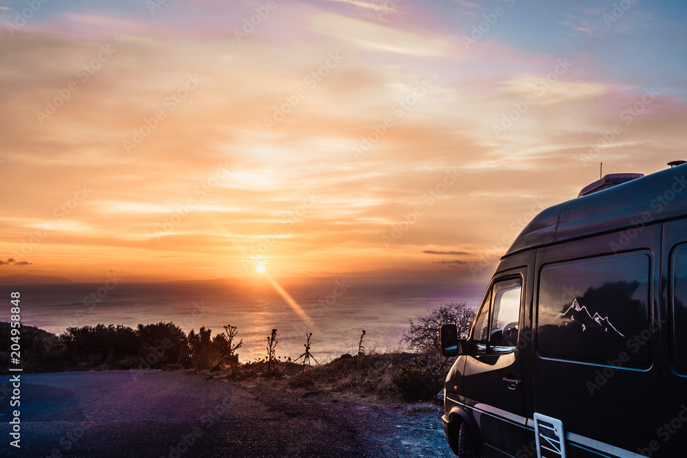 Obraz premium Samochód kempingowy na przyrodę o wschodzie słońca. Podróżować
