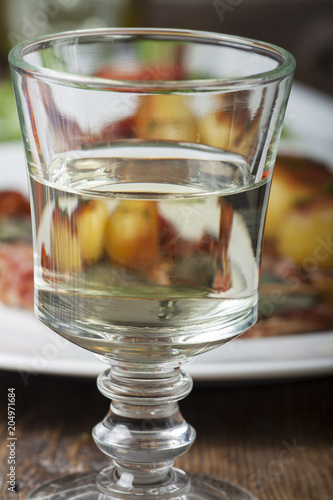 Weißwein in einem Glas mit Saltimbocca