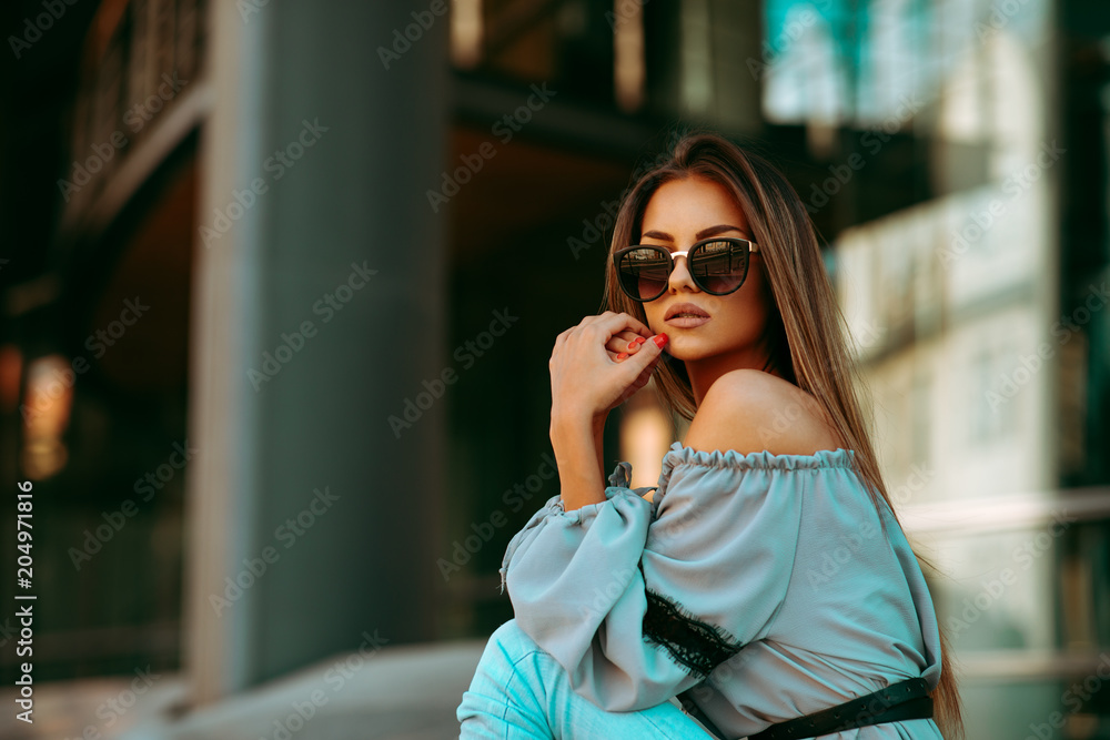Portrait of a beautiful young woman in the city - obrazy, fototapety, plakaty 
