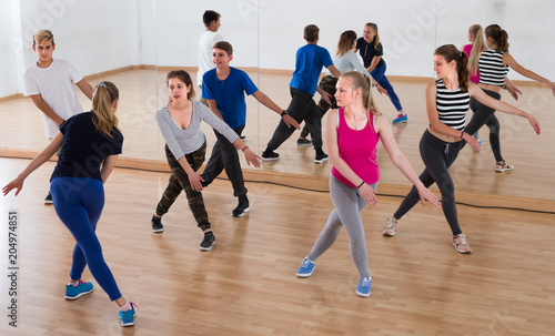 Fototapeta Naklejka Na Ścianę i Meble -  sports teenage boys and girls learning in dance hall