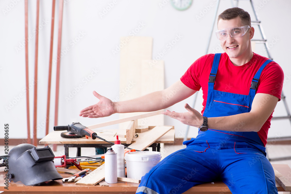 Obraz premium Contractor working in the workshop