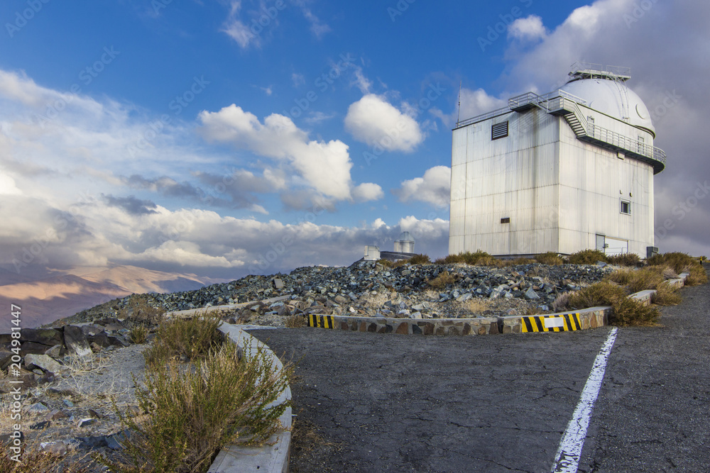Obraz premium The astronomical observatory of La Silla, North Chile. One of the first observatories to see planets in other stars. Located at Atacama Desert.