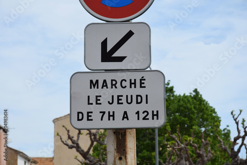 Panneau marché le jeudi photo