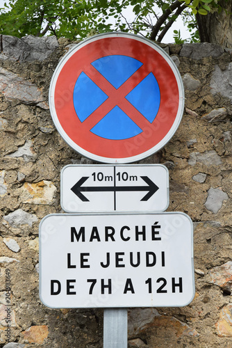 Panneaux interdiction de s'arrêter marché le jeudi photo