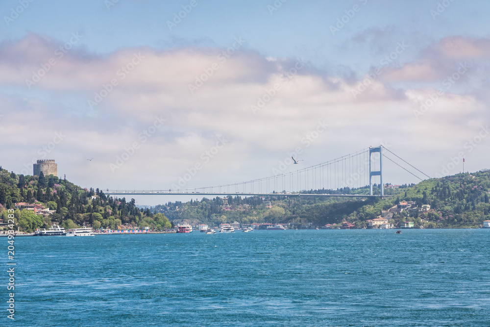 Auf dem Bosporus, Brücke im Hintergrund. Istanbul Auf dem Bosporus, Brücke im Hintergrund. Istanbul