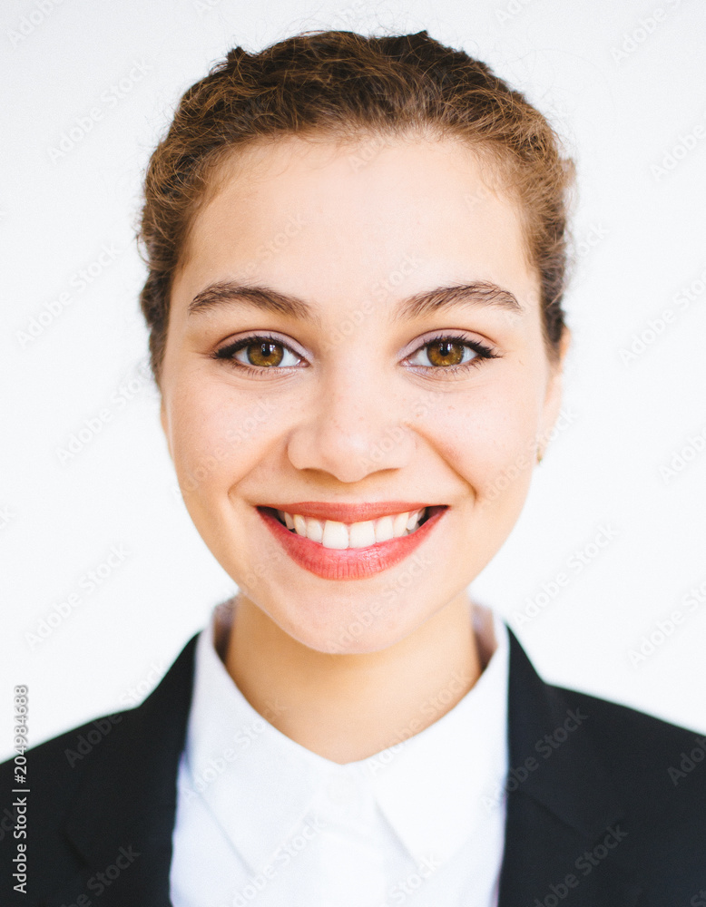 Portrait von hübscher erfolgreicher lächelnder Geschäftsfrau Portrait von hübscher erfolgreicher lächelnder Geschäftsfrau
