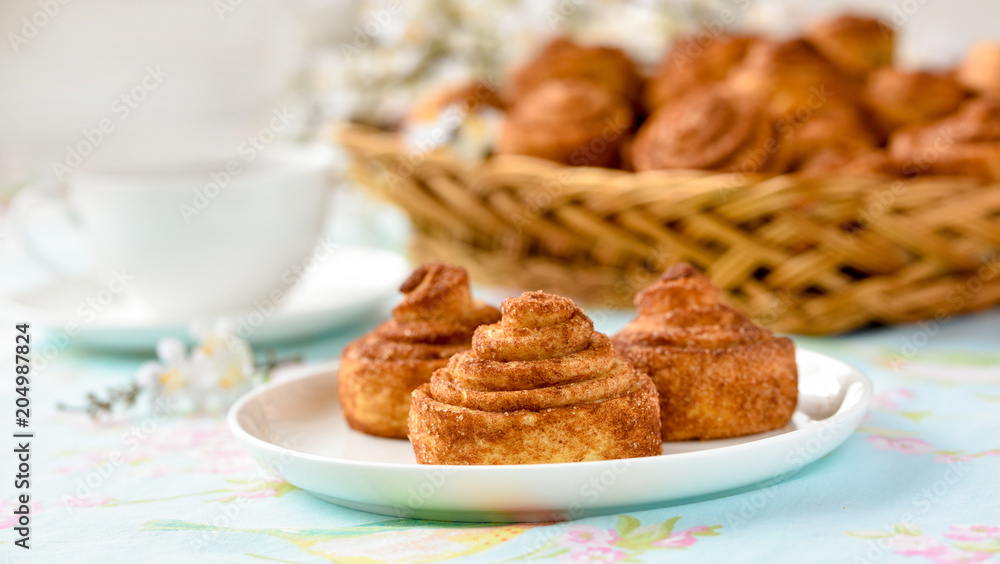 Cinnamon buns with tea and spring flowes