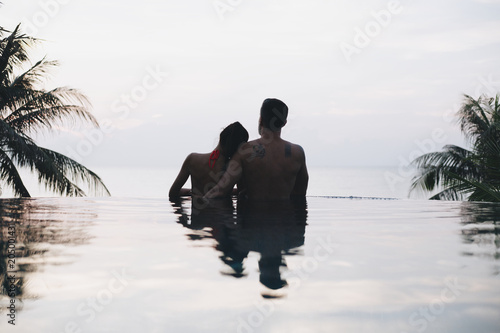 Photos Honeymooners watching the sunset