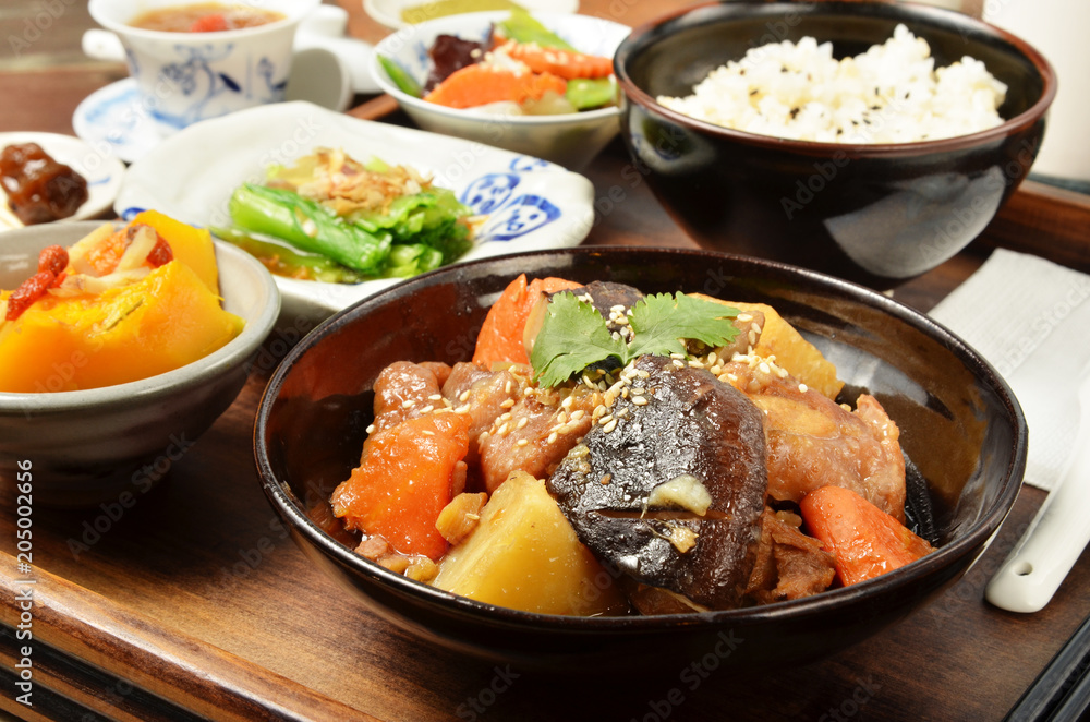 A set menu stew chicken with salad rice and soup . A set menu stew chicken with salad rice and soup .