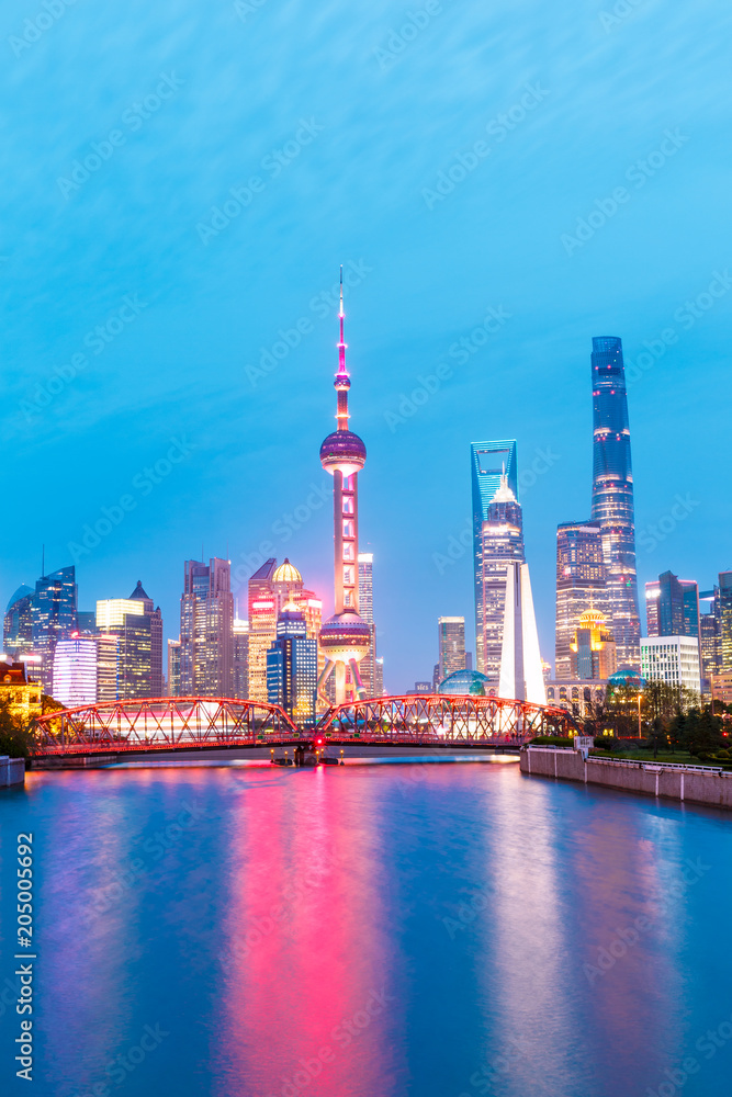 Obraz premium shanghai skyline and modern city skyscrapers at night