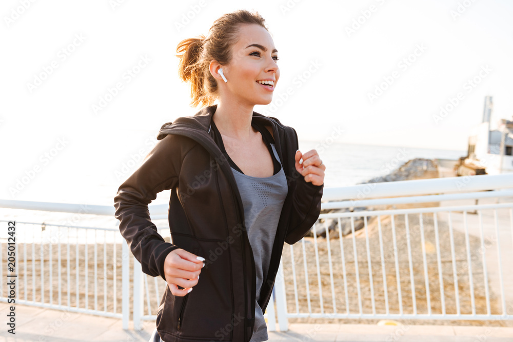 Obraz premium Attractive young sports woman running.