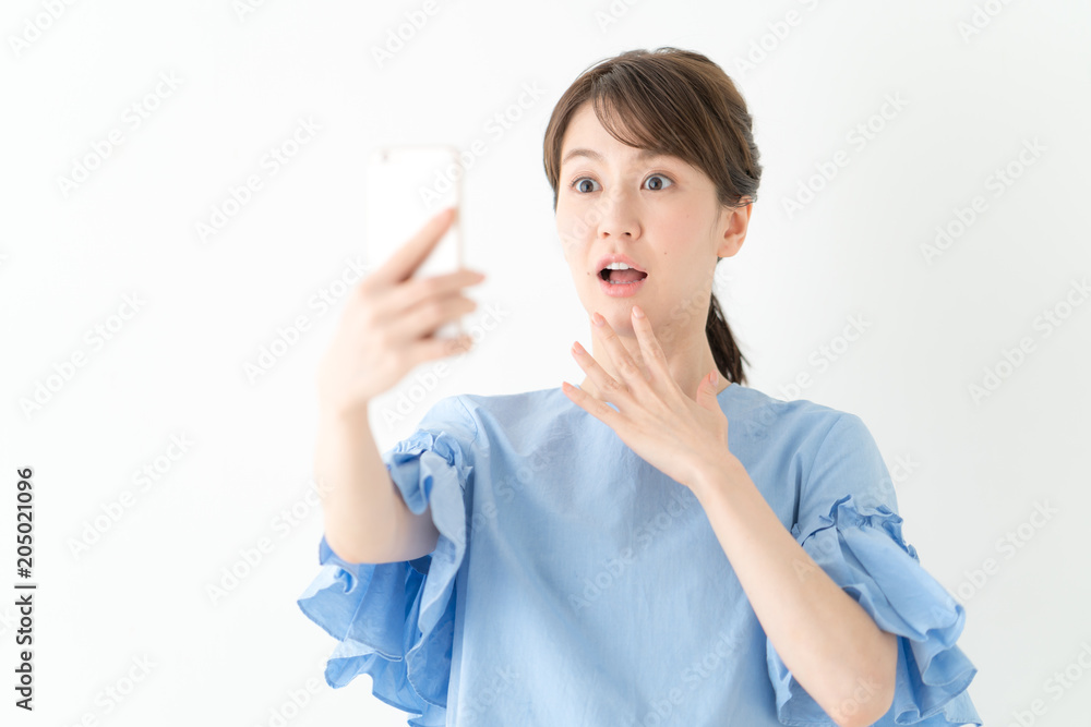 驚く・スマートフォン・女性
