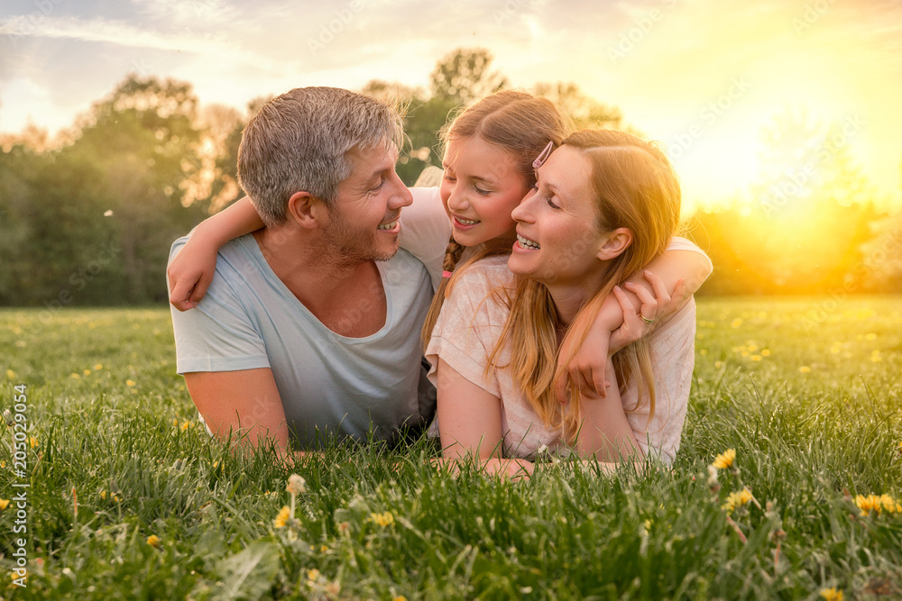 Fototapeta premium Familie entspannt draußen - family outdoor