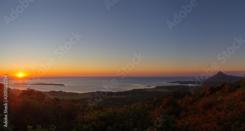 Sonnenuntergang über der Westküste von Mauritius, Afrika.