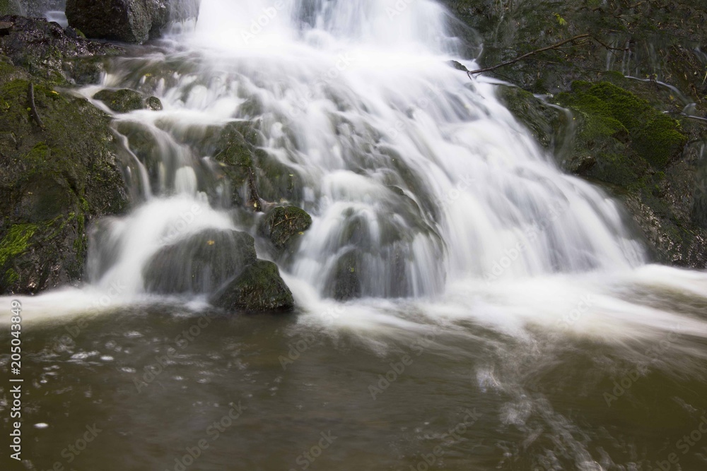 Chute d'eau, cascade en sous-bois en Bretagne France Chute d'eau, cascade en sous-bois en Bretagne France