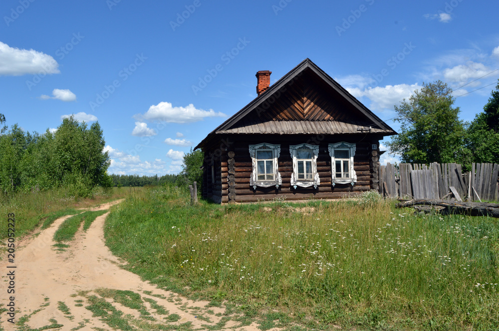 Дом в деревне летом