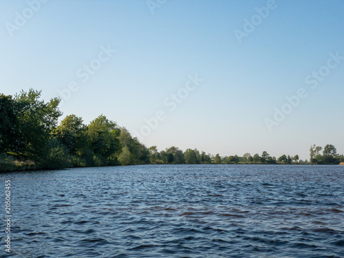 Uferlandschaft vom Wasser aus