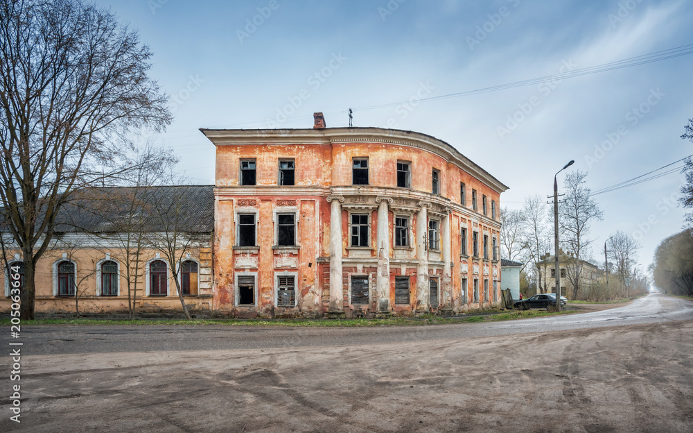 Городская усадьба в разрушенном виде в Вышнем Волочке building of the city manor