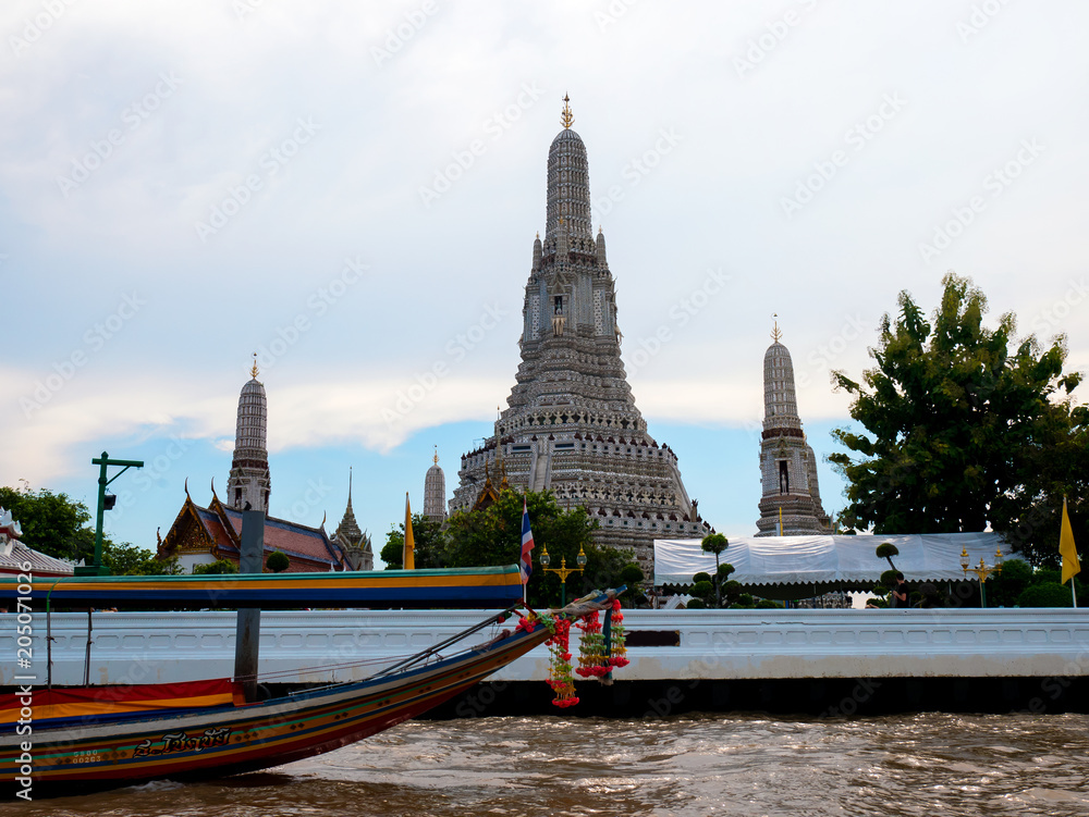 Obraz premium Temple Wat Arun in Bangkok with boat on the river