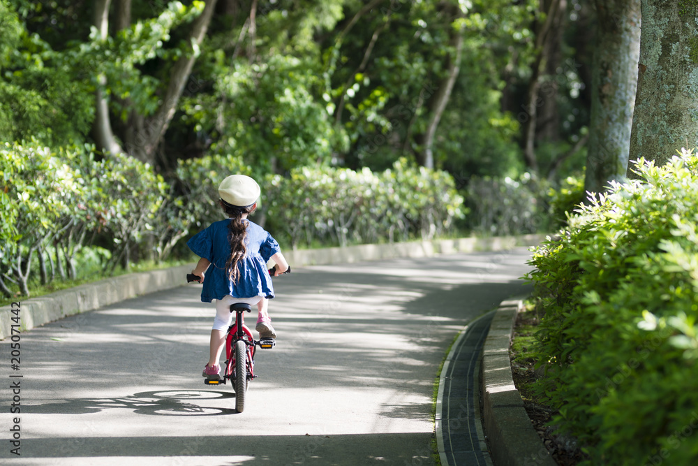 Obraz premium 自転車で遊ぶ女の子