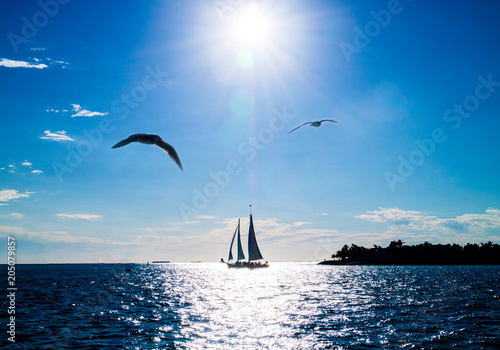 Konstfotografi Segelboot im Sonnenuntergang - Urlaub genießen