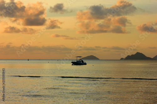 coucher de soleil sur l'ocean aux seychelles 