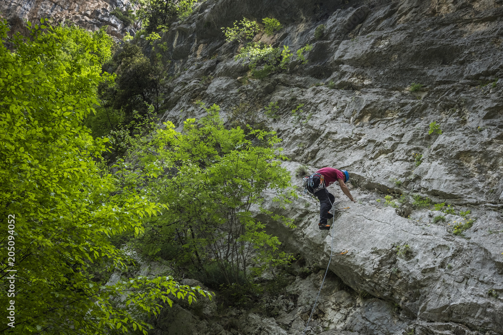 Gole di Fara San Martino, Abbazia di San Martino in Valle e free climbing