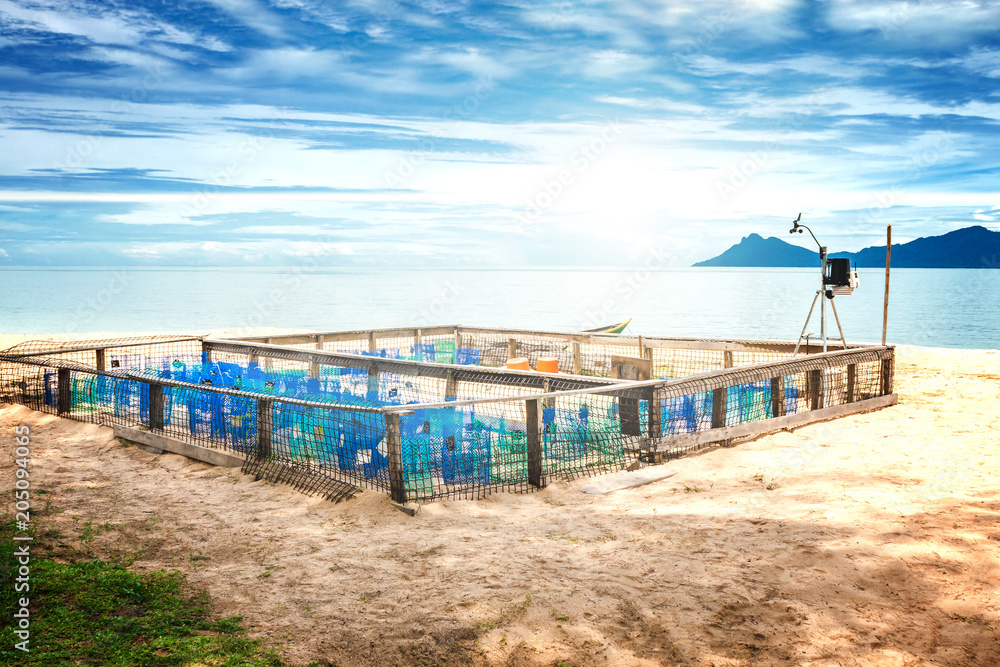 Schutz- und Überwachungsgehege für die Eier von Meeresschildkröten an einem Strand auf Borneo