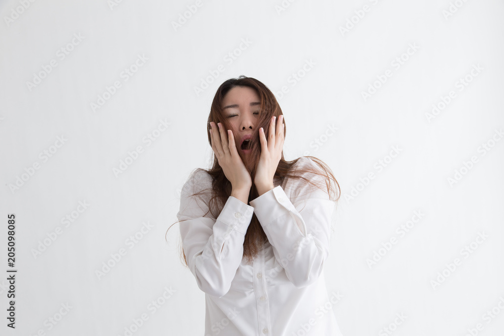 白シャツの女性・白バック 白シャツの女性・白バック