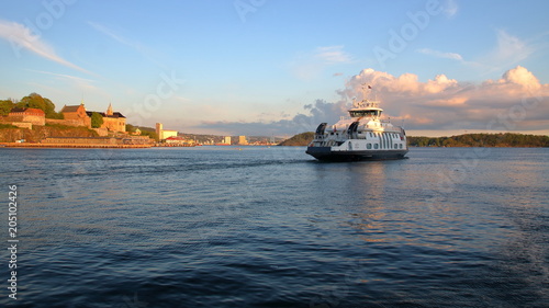 Photography Prom na wodzie zatoki morskiej w Oslo, stolicy Norwegii, nabrzeże, budynki na br