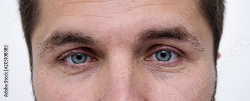 фотографія closeup of a man's bright blue eyes