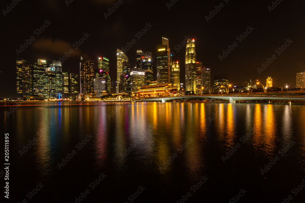 Skyline de los rascacielos de Singapur reflejados en el mar