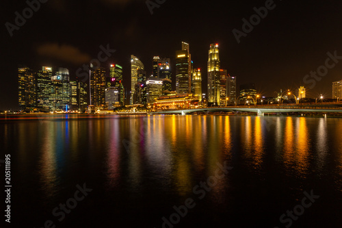 Skyline de los rascacielos de Singapur reflejados en el mar © antonio