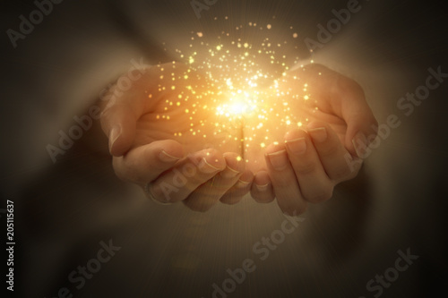 Foto magic particles on the palms, magic, witchcraft