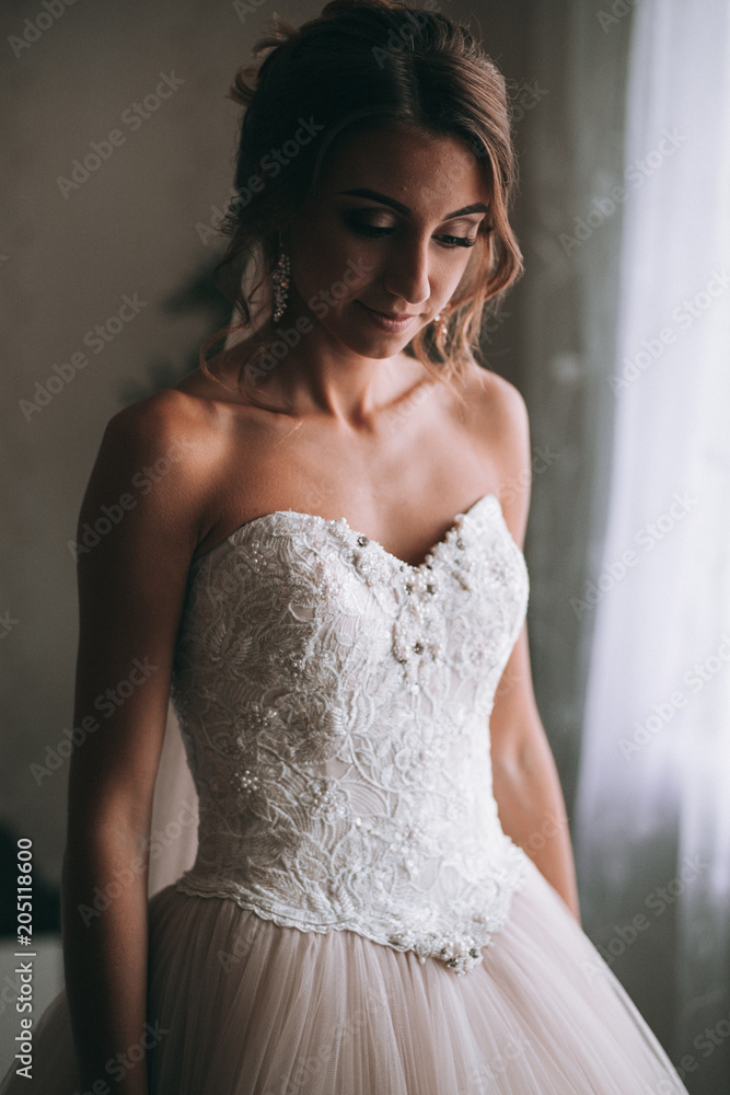 Fototapeta premium Свадебные сборы невесты. Молодая девушка сборы машина
