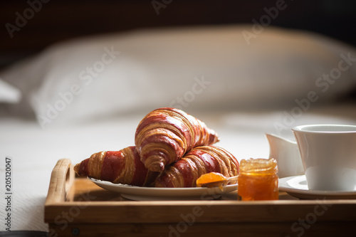 Ontbijt op een bed in een hotelkamer. Slaapkamer, maaltijd.