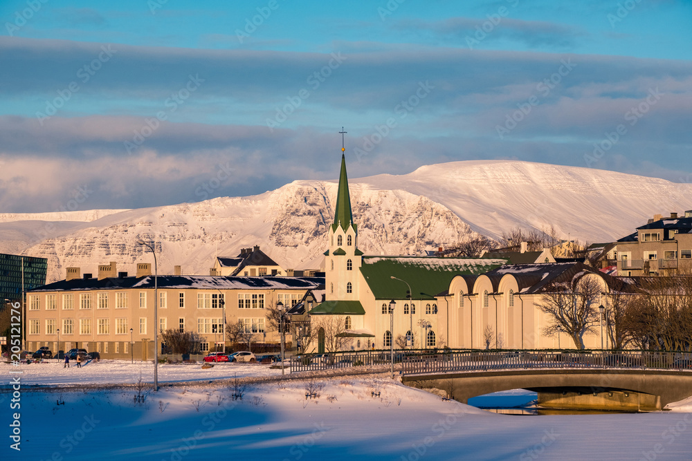 Φωτογραφία Beautiful shot of Reykjavik downtown with lutheran church in a golden evening light
