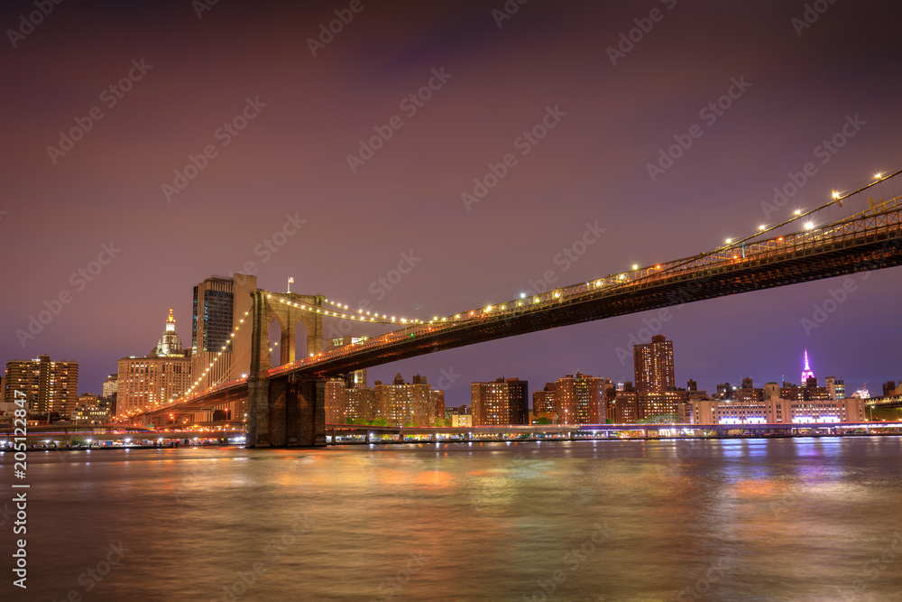 Fototapeta premium Brooklyn Bridge w Nowym Jorku o zachodzie słońca.