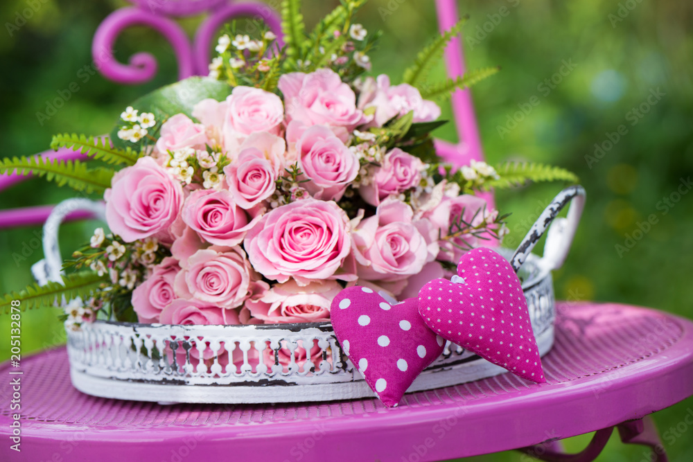 Obraz premium Rosa Rosenstrauß mit Herzen