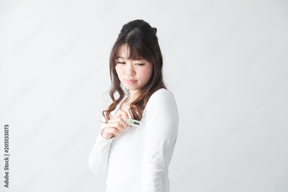女性・体温計・白バック