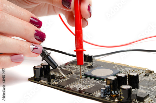 Obraz na płótnie Beautiful female hands test the computer board w salonie